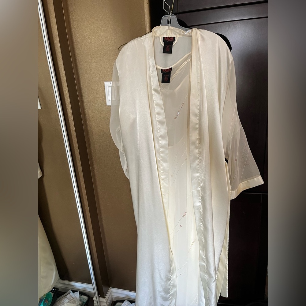 Dress - Picture 3 of 4